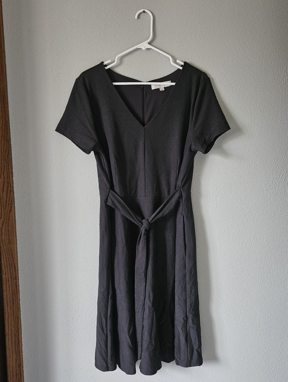 LOFT Black V‑Neck Short Sleeve Tie Waist Dress
